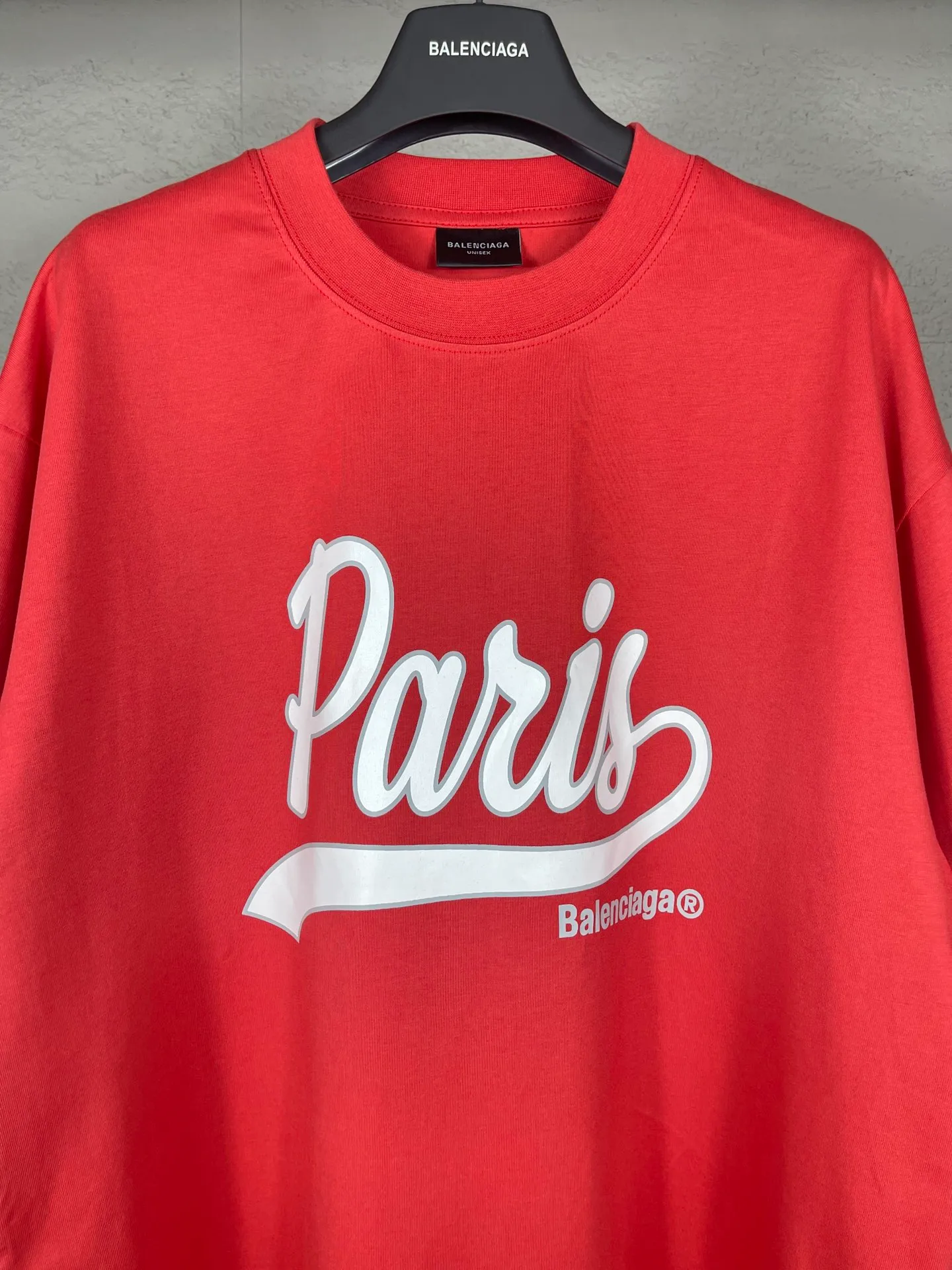 【 . Quality】BALENCI*GA/ .SS 24 New Arrival， enjoy Paris T . . Authentic ， ！ ZP 。 260 ， . ， ，。 。 . ， 。 OS . Same Style ：BL 233370 : .Red Size：XS S M L